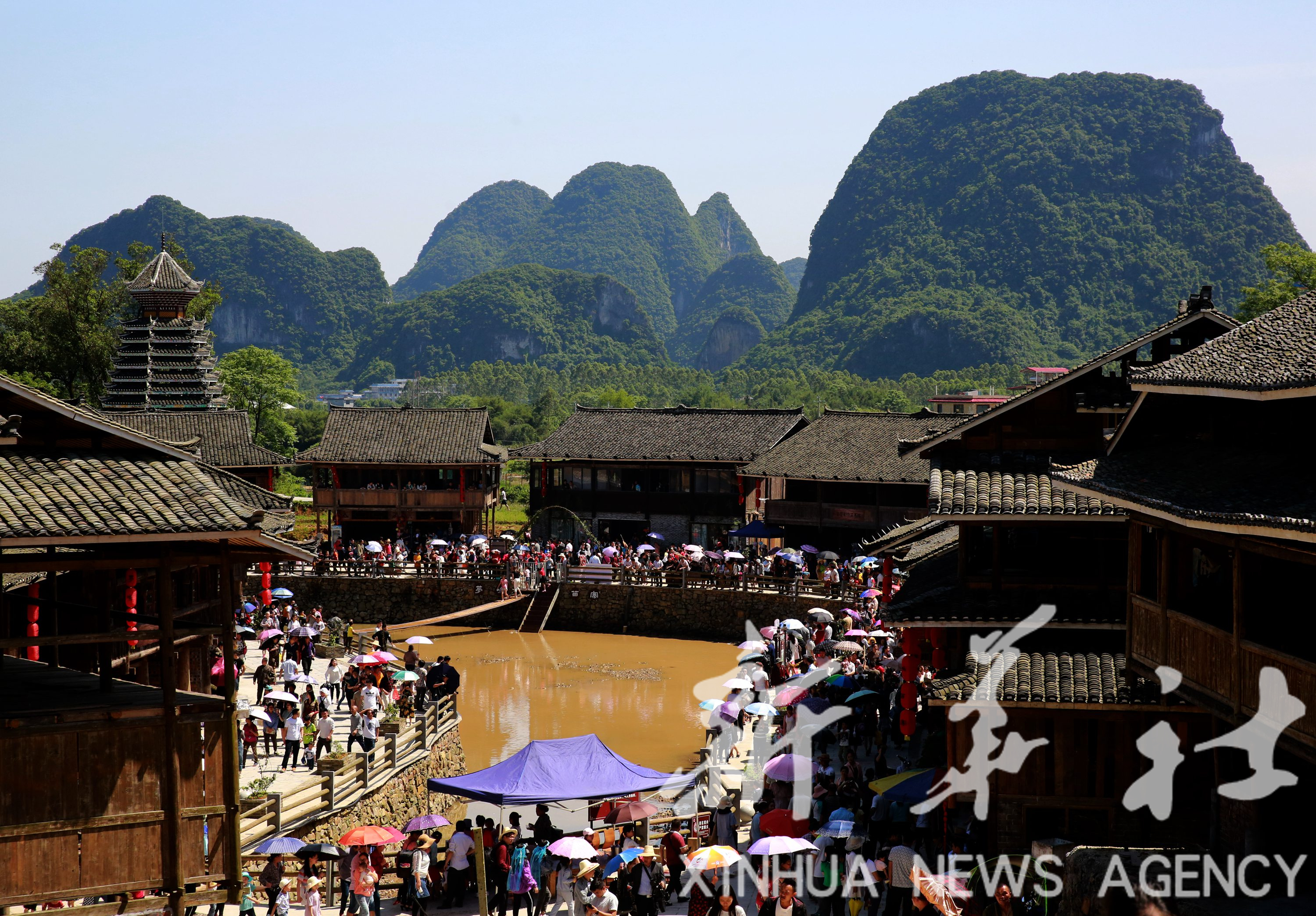 5月1日,游人在柳州市融水苗族自治县梦呜苗寨游玩 新华社发(龙涛 摄)