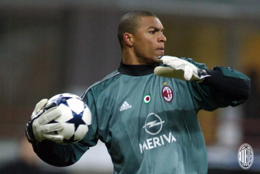 迪达并不是效力ac米兰后一直身披1号战袍,罗西和菲奥里都曾先后占据着