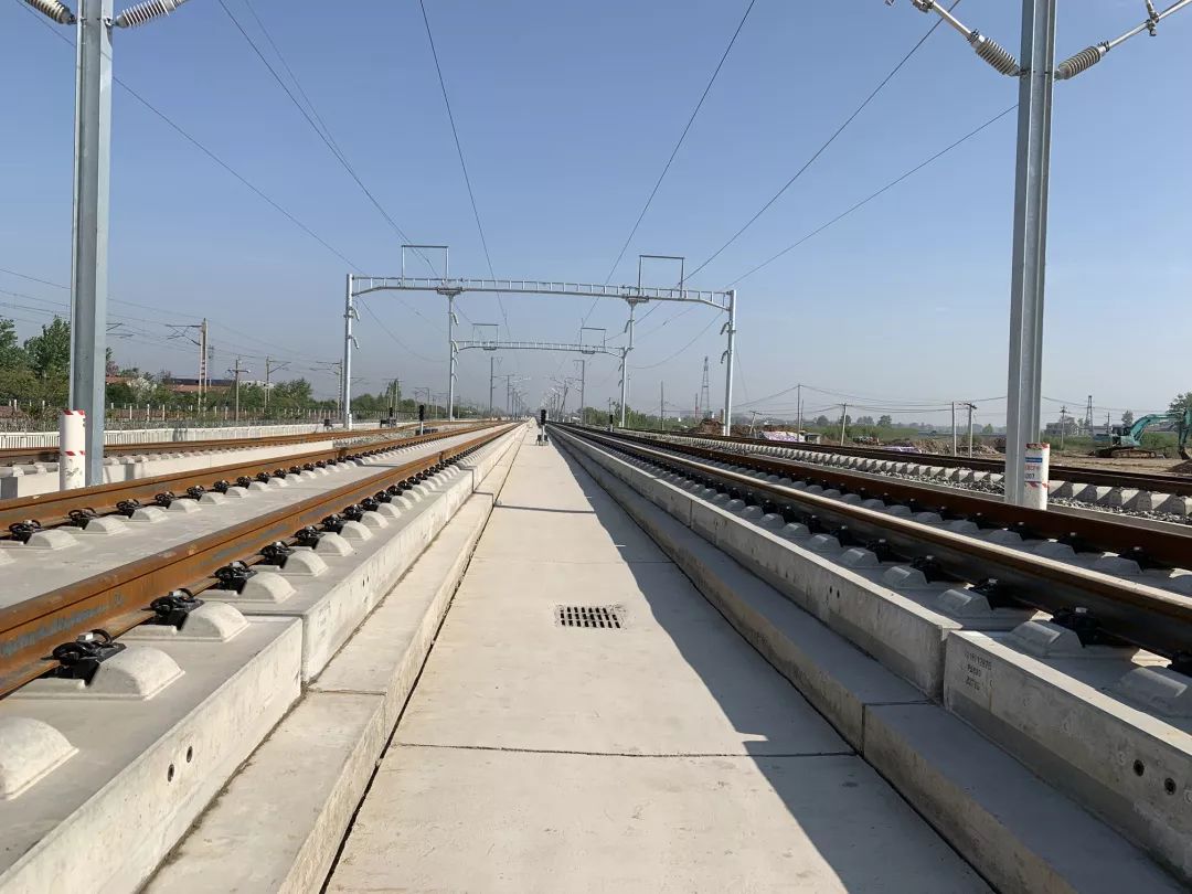 【献礼五一】商合杭二分部无砟轨道施工顺利完成_铺轨