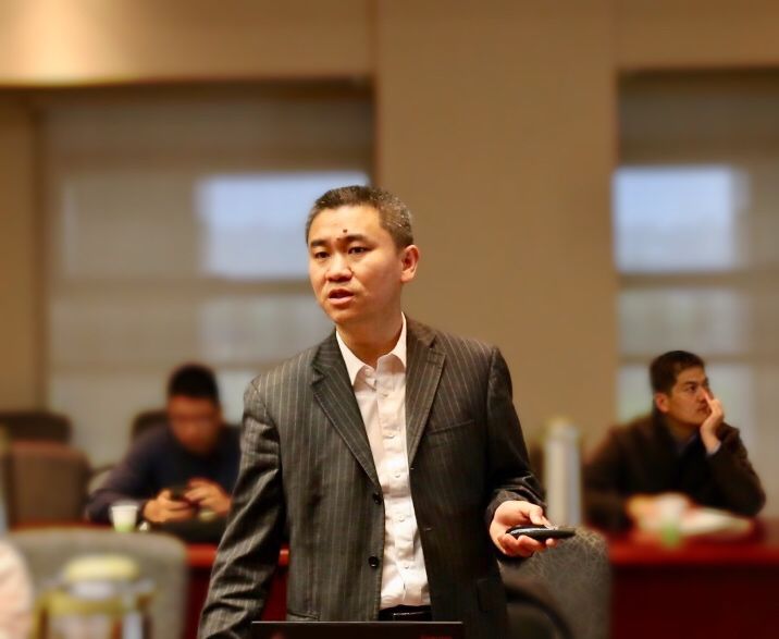 蒋永华,大学毕业后在山东方大集团有限公司负责单晶硅项目及型材,管材