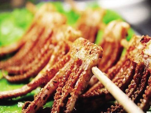 只要去腥味得当,都是口感不错的,一般来说,烧烤的鱿鱼要热吃,冷着吃就