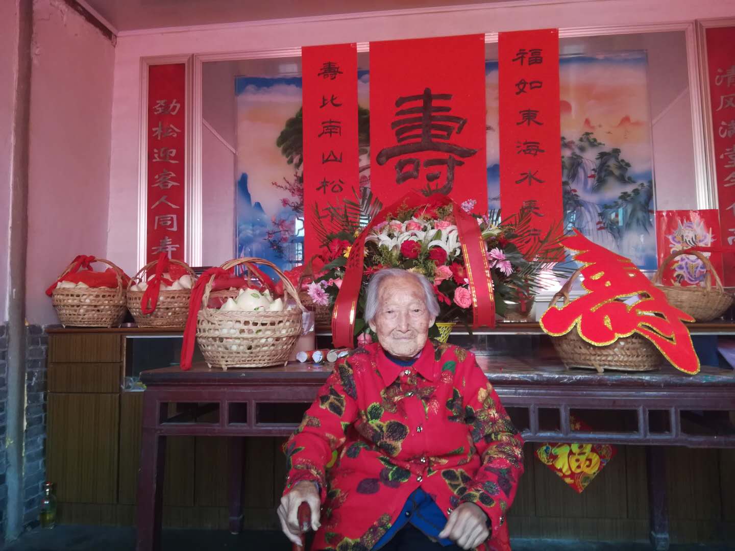 李沟村干群为百岁老人祝寿