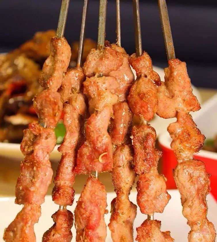 在各种肉之间,总是能被腱子肉一下就吸引住目光,腱子肉越嚼越香,幸福