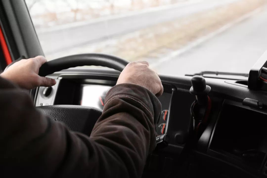 87岁老人驾车出车祸导致2死8伤!"高龄驾驶员"要不要限制?_日本