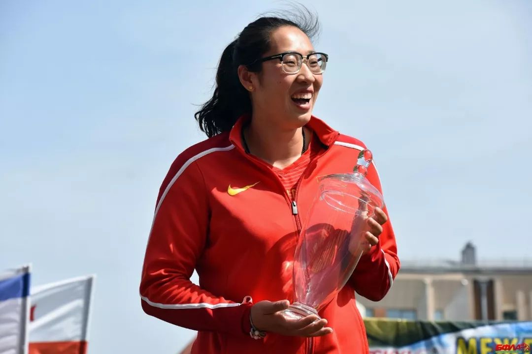 女子链球,罗娜和刘婷婷分获第二,第三,成绩分别是70.63米,67.82米.