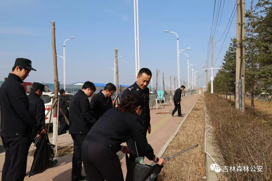 大兴沟森林公安局组织民警清理铁路两侧垃圾他们在这劳动节里开展安全