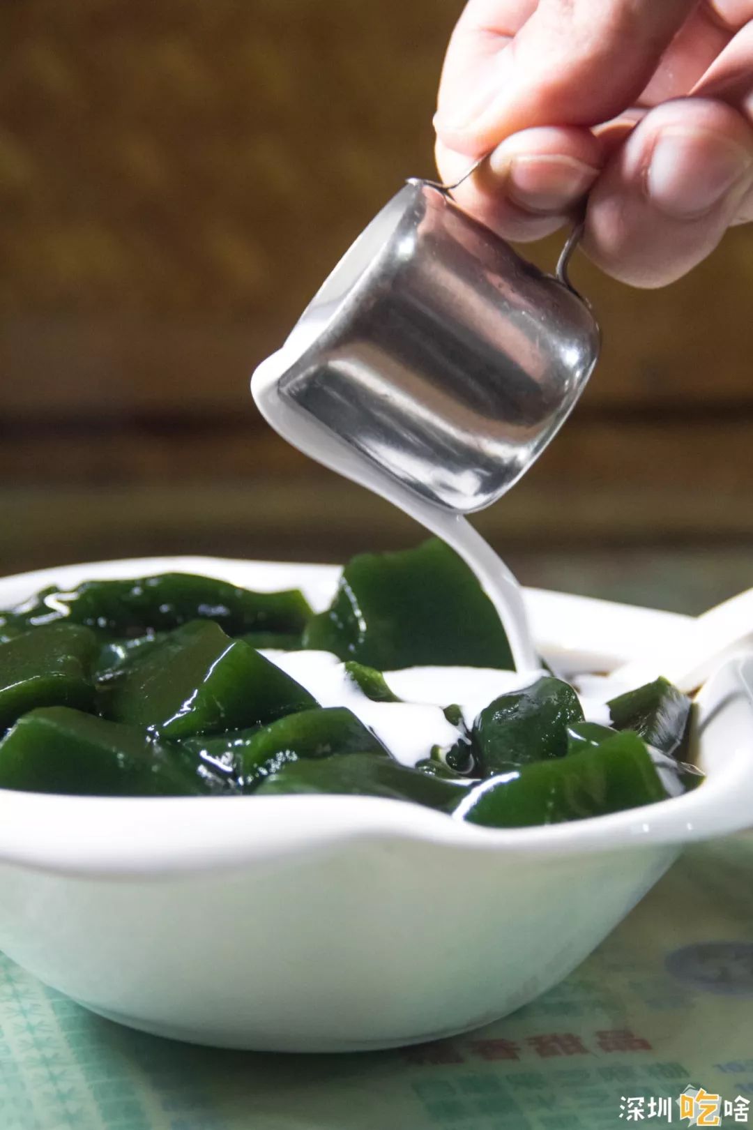 老板见我怂了,倒是乐呵呵地解析了一番:"凉粉草本来就是绿色的,用鲜