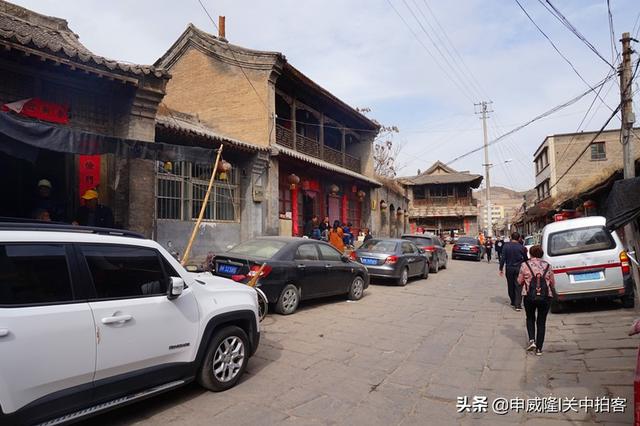 沿北大街向南,穿过窑洞古城,可以看到众多的名人旧居,包括高将军宅院