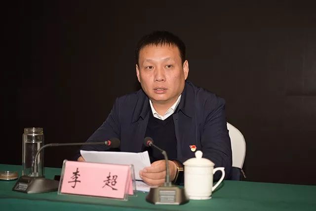 县委组织部相关负责人宣读《共青团上蔡县委关于表彰2018年度"上蔡县