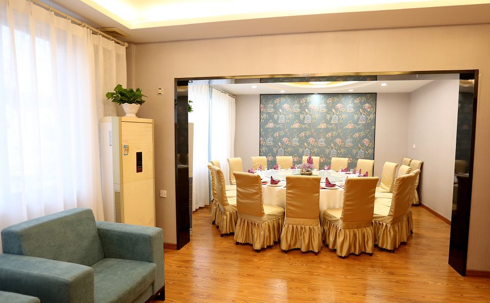 订餐热线:0512-56927877,13962261049餐厅地址:鹿苑镇金苑路(人民路)