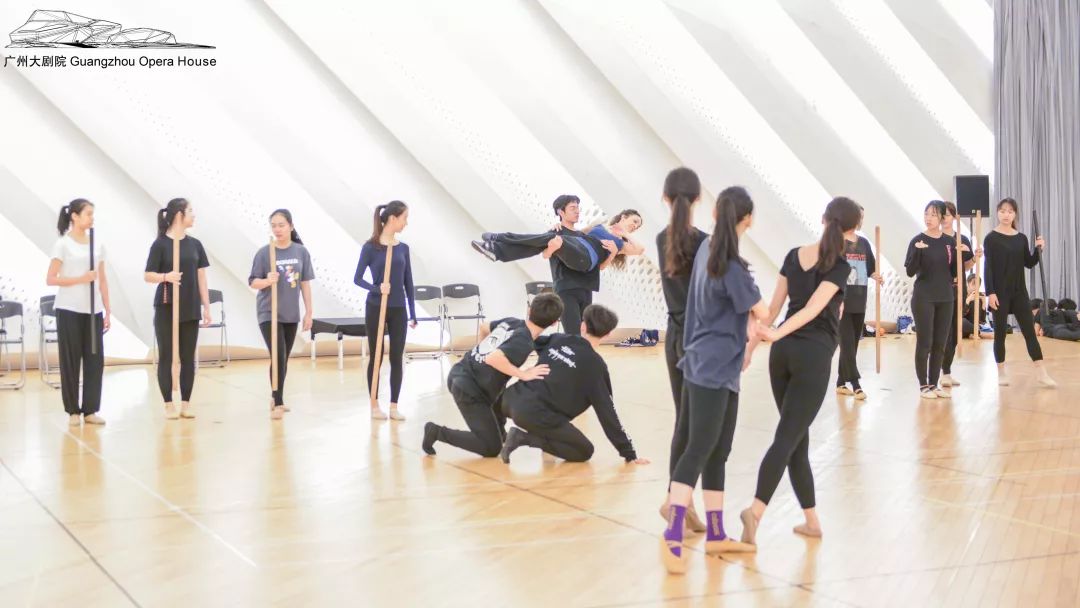 当你开始享受假期时他们还在抓紧排练着