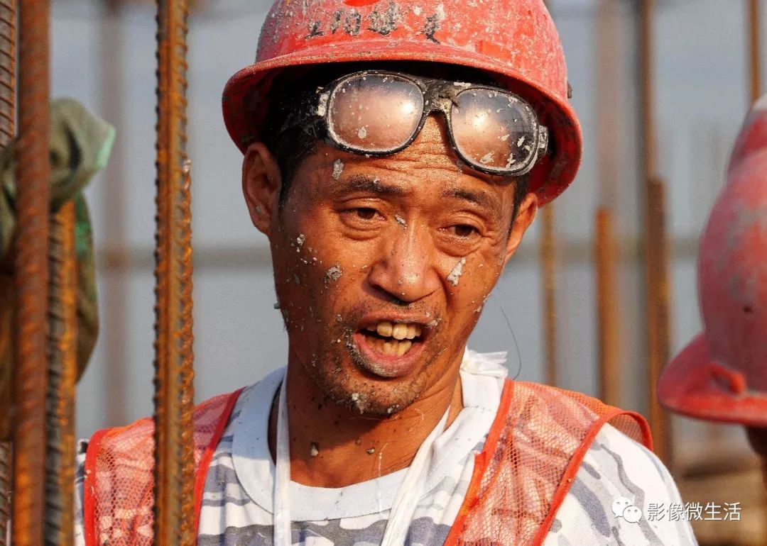 工地,拍下了李伦军和工友们一起在第17层楼板面浇筑混凝土的劳动场面