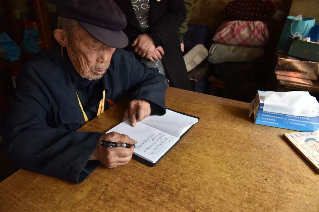 现在,他虽然年事已高,但依然思维敏捷口齿清楚,坚持为青少年讲述烈士