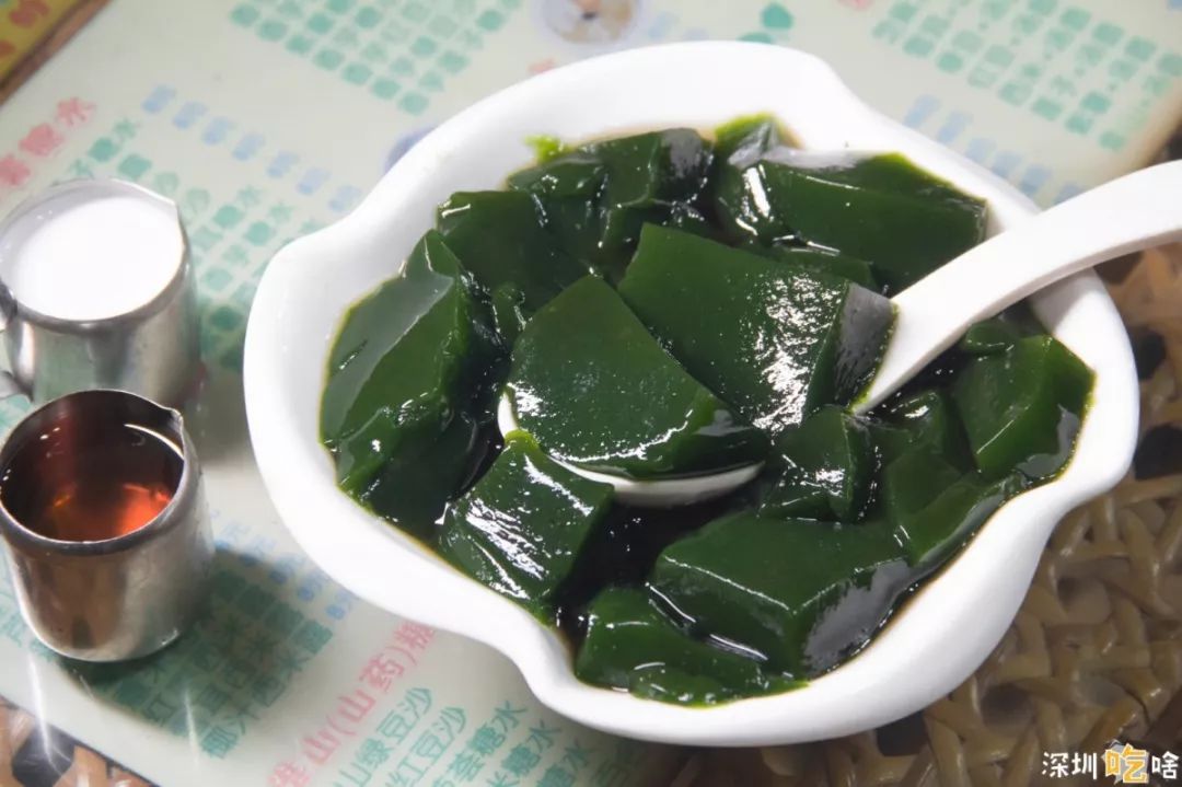 老板见我怂了,倒是乐呵呵地解析了一番:"凉粉草本来就是绿