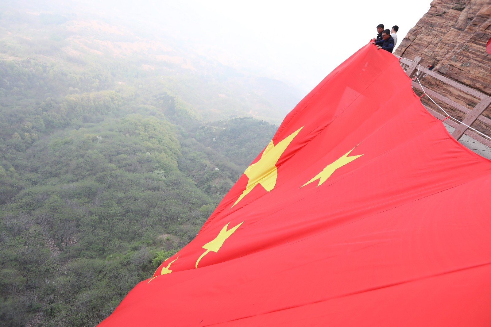 600平方米巨幅国旗亮相东太行千米高空
