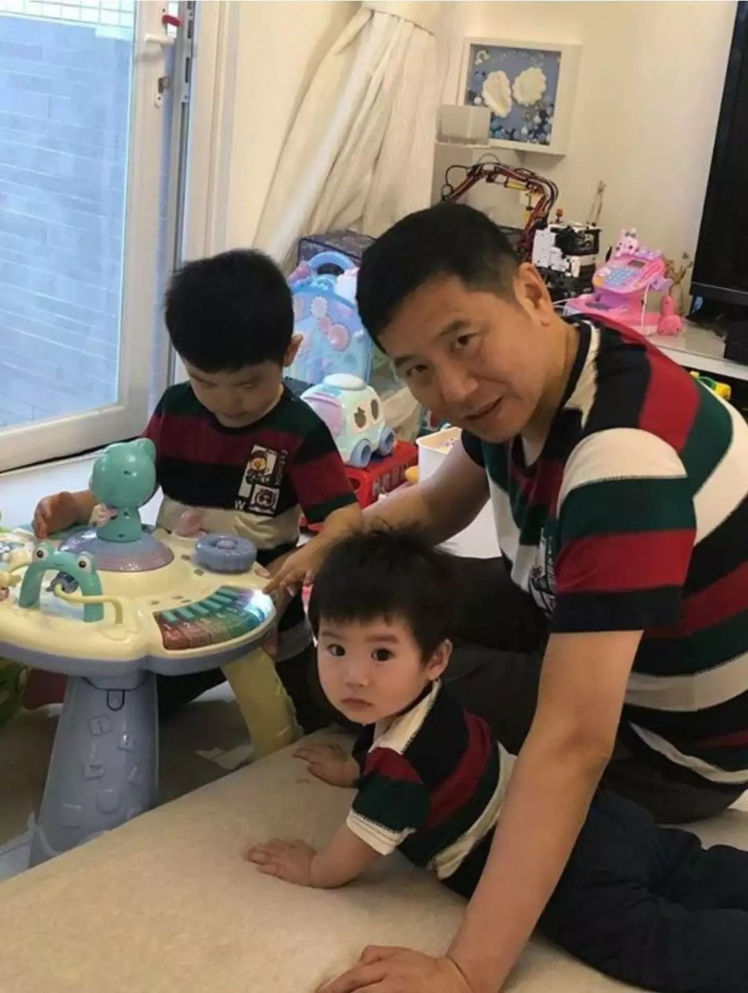 两岁大儿子身高与四岁宝宝差不多_黄有龙