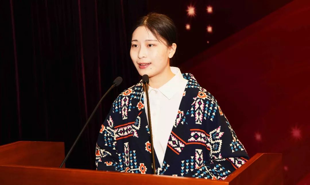 在校生代表苏佳佳,徐雁理,李瑞瑞同学为2019届毕业生送上了原创诗朗诵