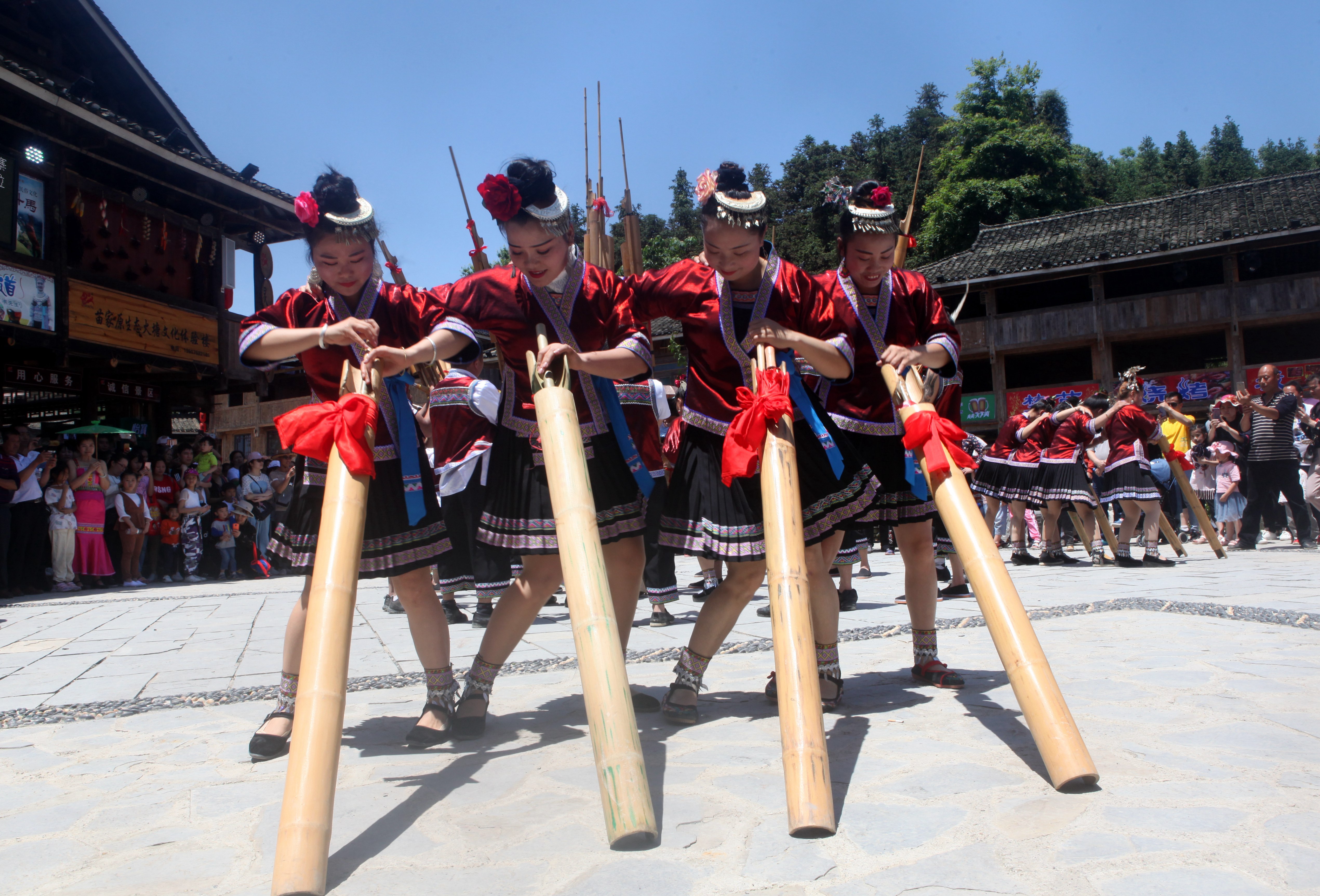 5月1日,在柳州市融水苗族自治县梦呜苗寨,苗族同胞在表演民俗节目.