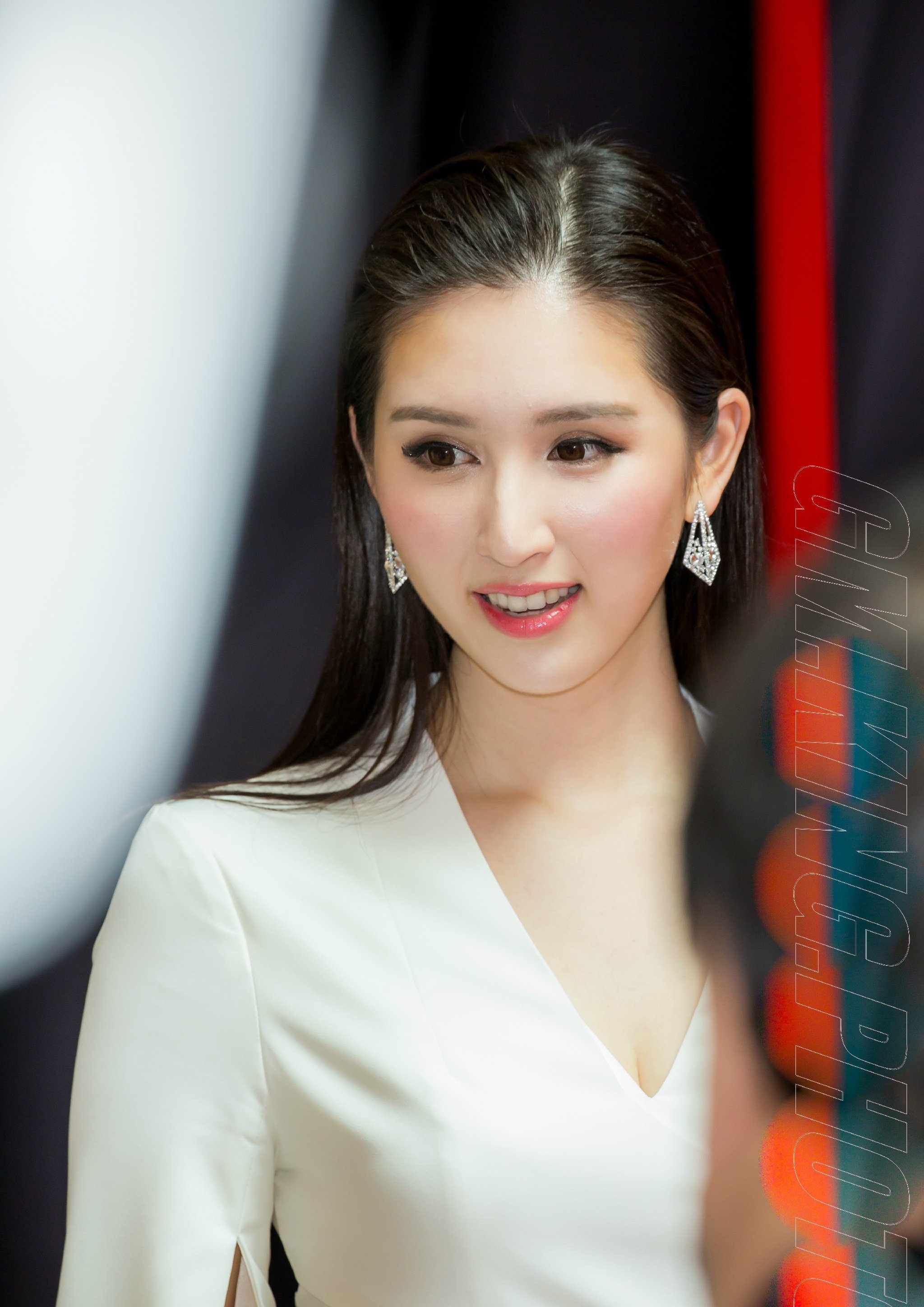 曾经也是香港富商圈子里响当当的人物,何世根相貌帅气,何傲儿的相貌70