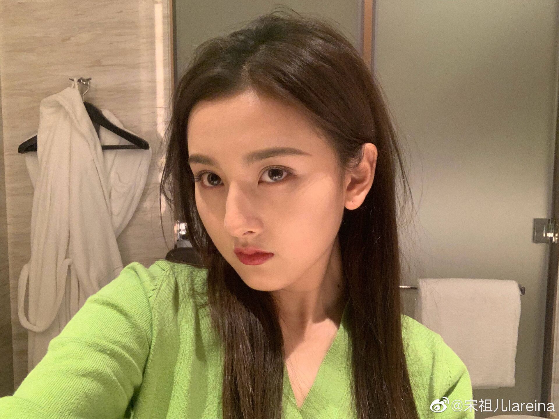 明星五一劳动节动态:宋祖儿睡懒觉,谭维维晒出游照,而他还要工作