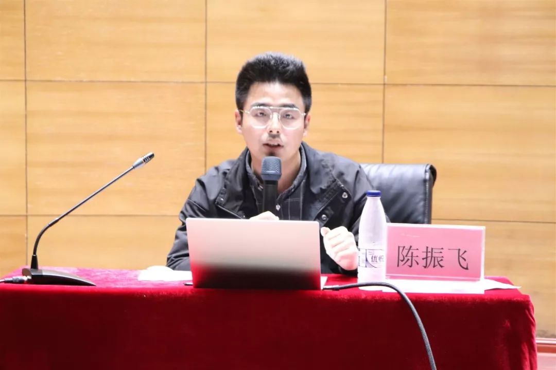 本次讲座由我校14级新闻采编与制作1班的陈振飞为我院300余名师生作题