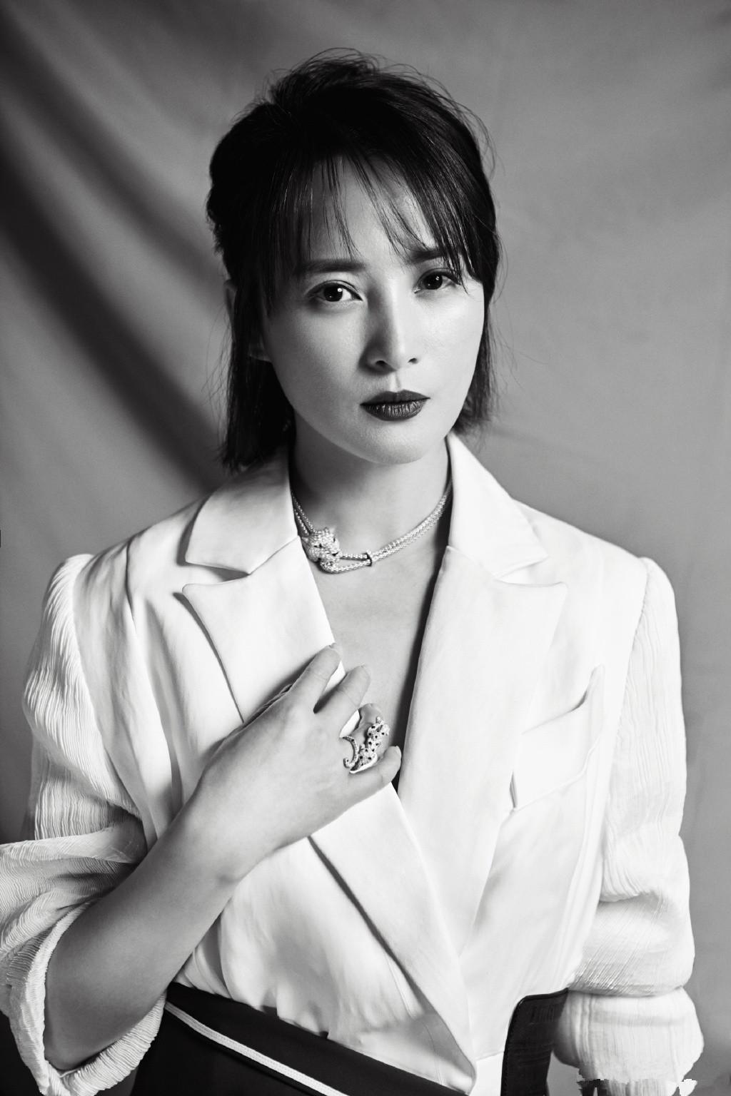 44岁蒋勤勤短发很高级,轻熟风造型简约精致,优雅又不失女人味_发型