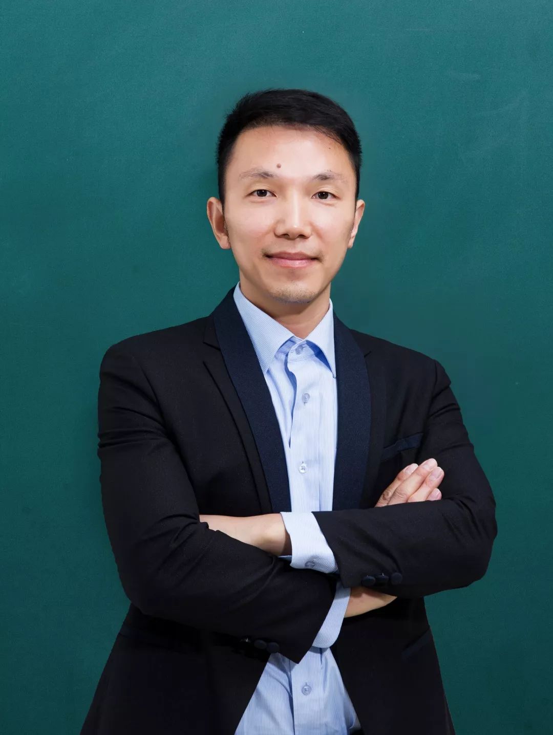 原广州市铁一中学副校长,原广州市外国语学校党委书记,数学高级教师