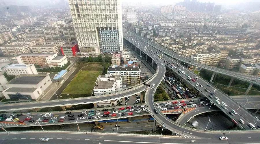 绕城北线黄鹤山隧道附近前后3公里路段,因隧道内有长上坡路段,加之