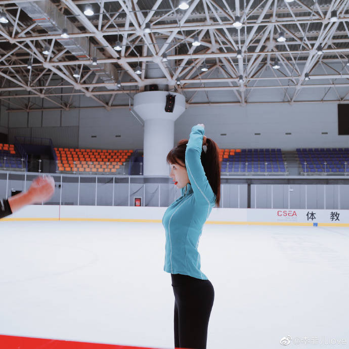 晒出了近日自己学习花样滑冰的照片,照片中李菲儿身穿蓝色紧身运动装