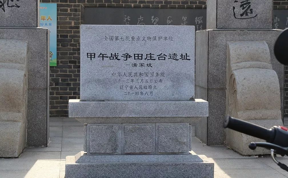 甲午沉沉望中烽烟神州远,旌旗猎猎梦里铁马辽水寒;热血化红磷,塞外云