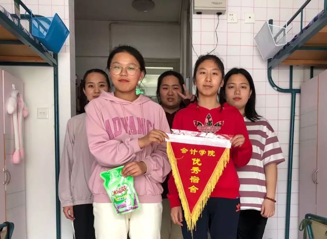 【优秀宿舍】会计学院为优秀宿舍颁发流动红旗