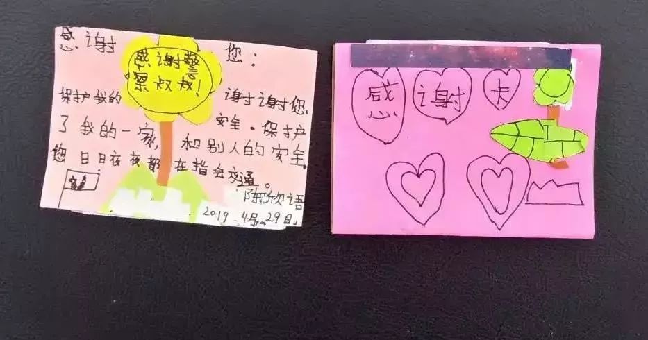 桐城一小学生为他送了个卡片,上面写着"感谢警察叔叔.