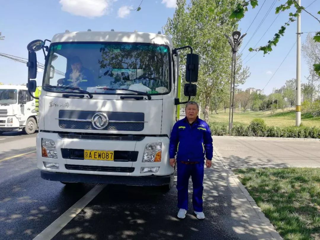 压缩车司机 崔克安清扫车司机 牛铁良在"五一"国际劳动节到来之际