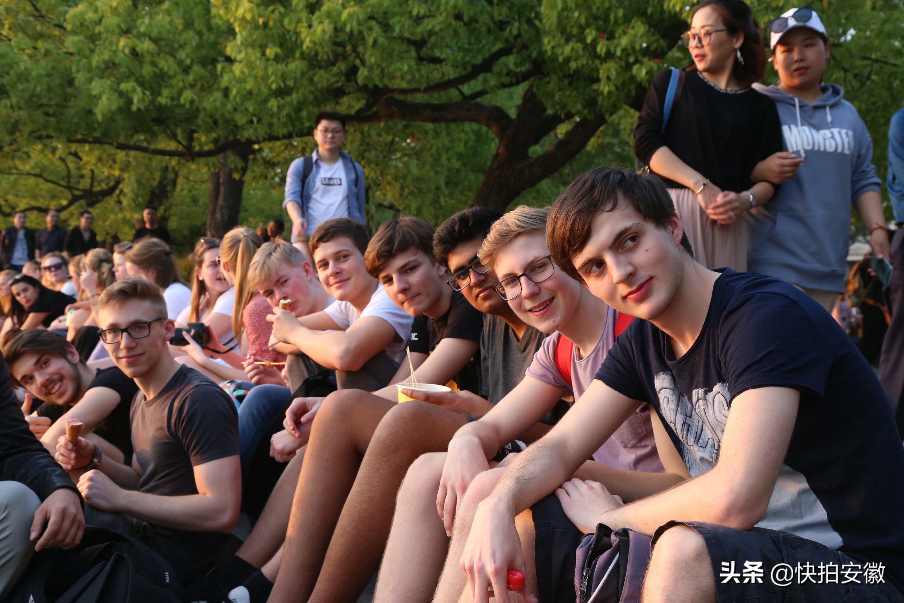 西湖边一群外国人在休息,一小伙上前搭讪结果让人大跌眼镜