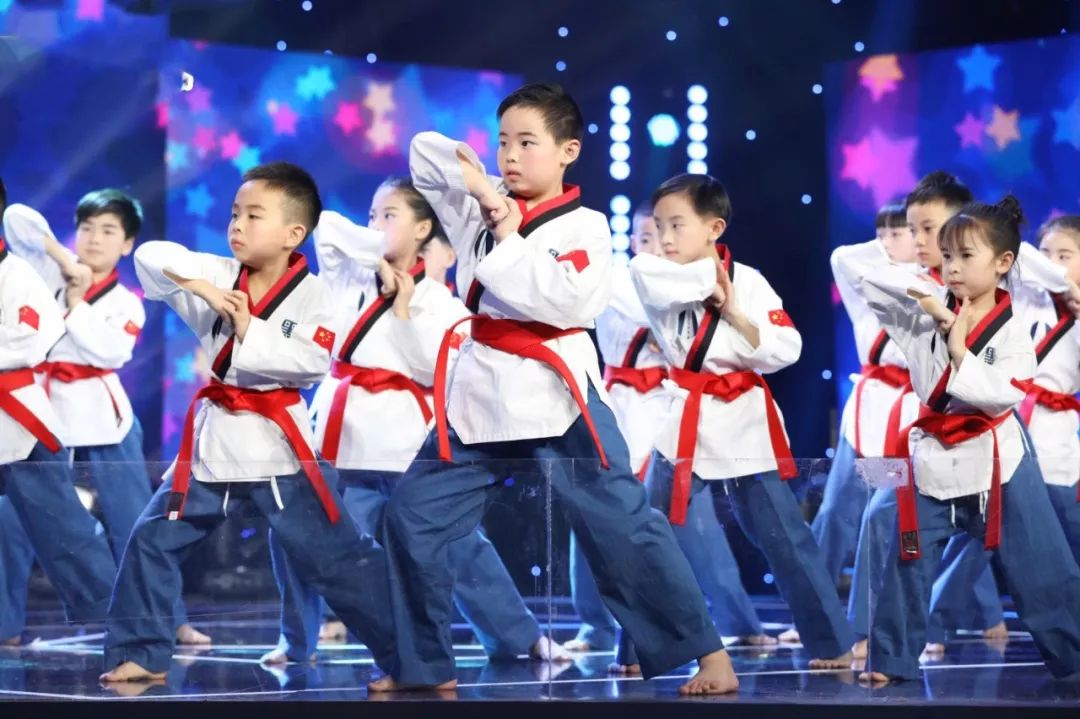 由健康路径的小朋友们带来跆拳道表演,中国舞,拉丁舞