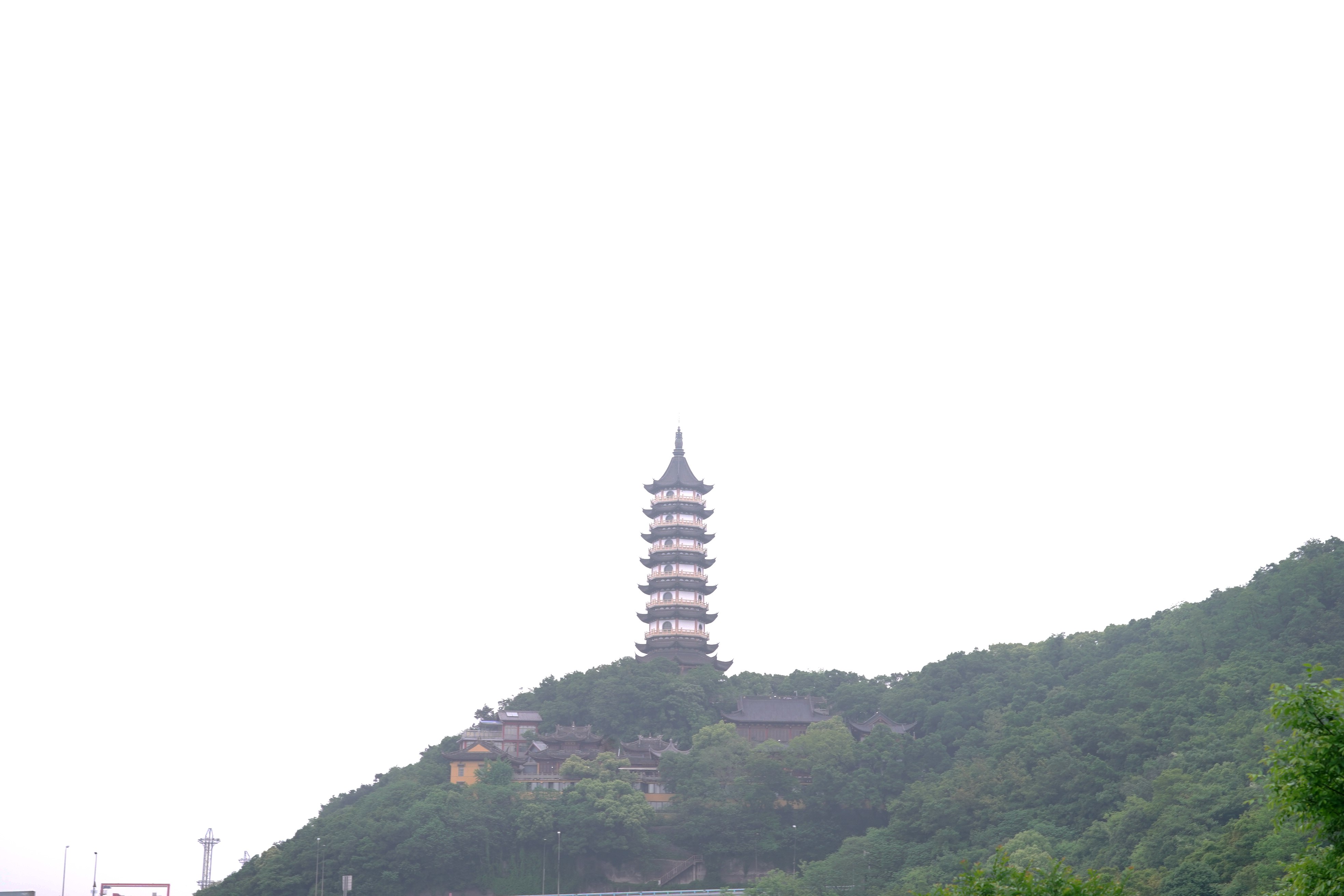 这个景区叫招宝山,位于宁波的镇海,是宁波的十大风景游览区之一.