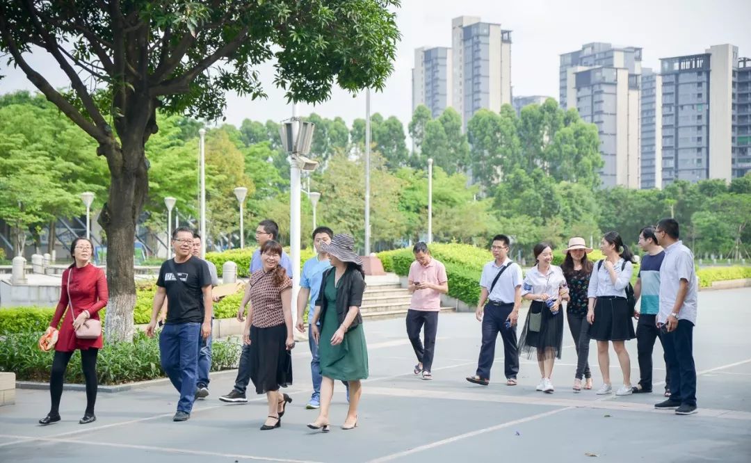 我校张辉煌副校长,柯小蓉主任等行政领导亲自迎接,团委廖伟梁书记