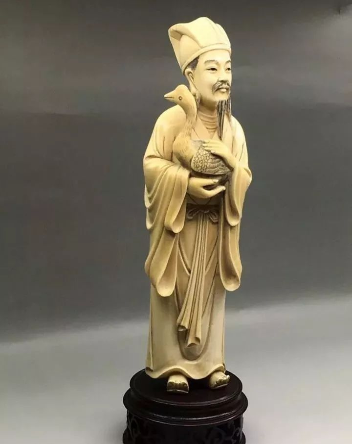 故事:山阴县有位道士,希望得到王羲之写的《黄庭经》,但他地位不高