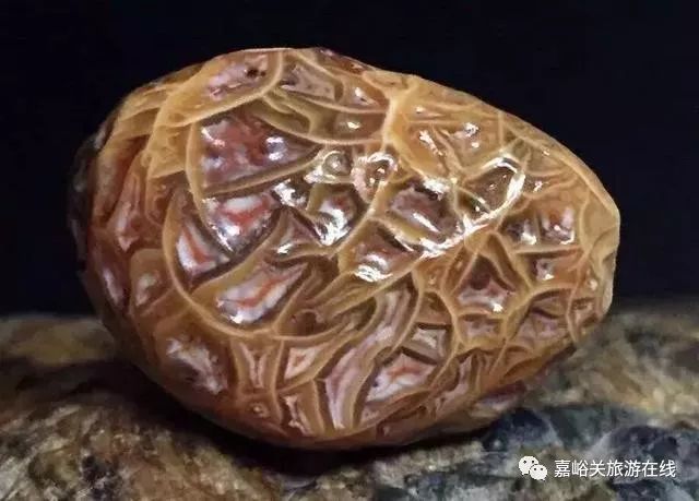 中慢慢升华,形成了形态各异五彩斑斓的外形,带着玛瑙的质地,宝石般的