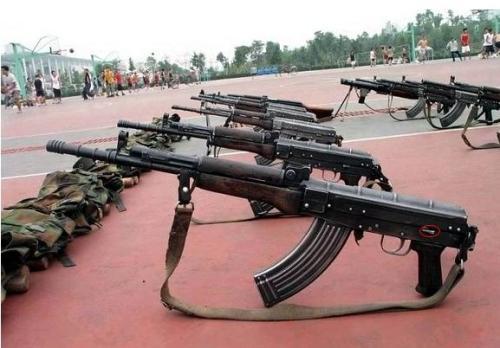 62毫米口径81式自动步枪的改进版的爱称,其标准全称为81-1式自动步枪