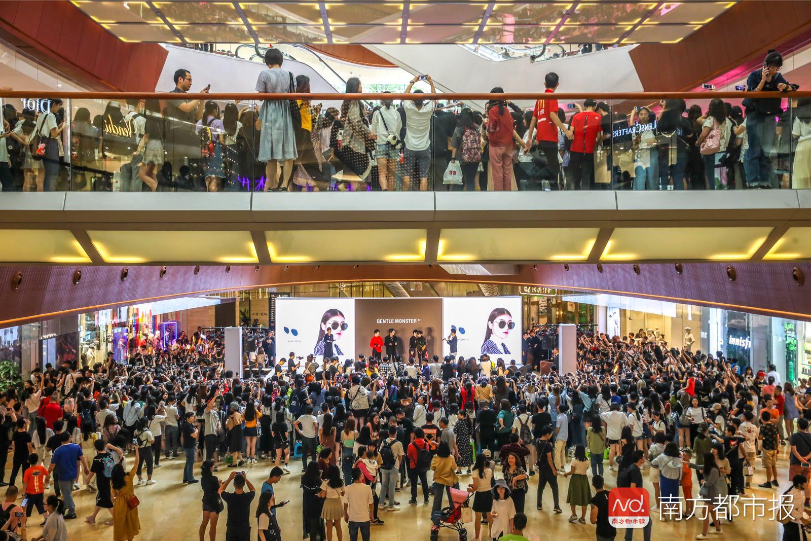 5月1日,广州市区内.太古汇商场,楼上楼下挤满了消费者.