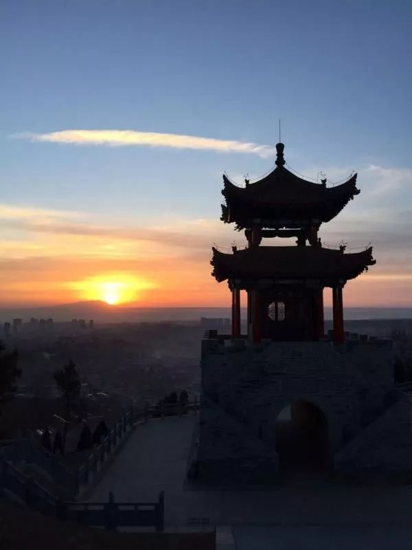 定坤塔巍然屹立象峰之巅,无限秀色,流光溢彩,气象万千;斗姆庙雍容华贵