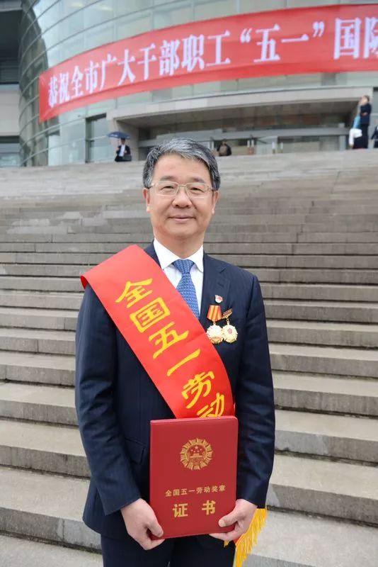 喜讯丨坚守生命的急诊人温医大附一院副院长卢中秋获全国五一劳动奖章