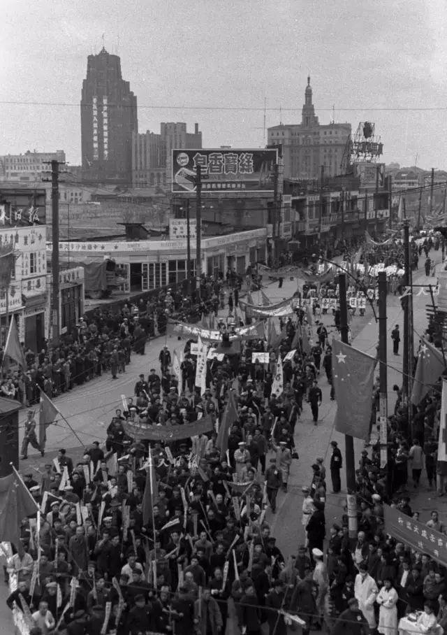 1950年,"五一"国际劳动节,在天安门城楼观看游行的工人代表.陈勃摄