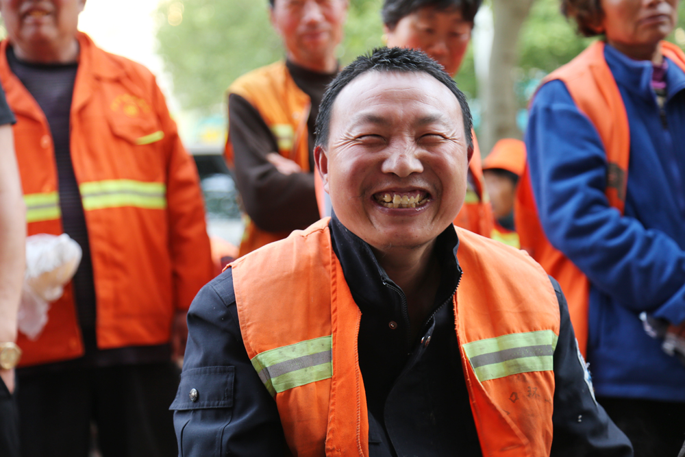 志愿者们每天早晨4点起来义务为环卫工人们熬粥,自发捐钱为环卫工人