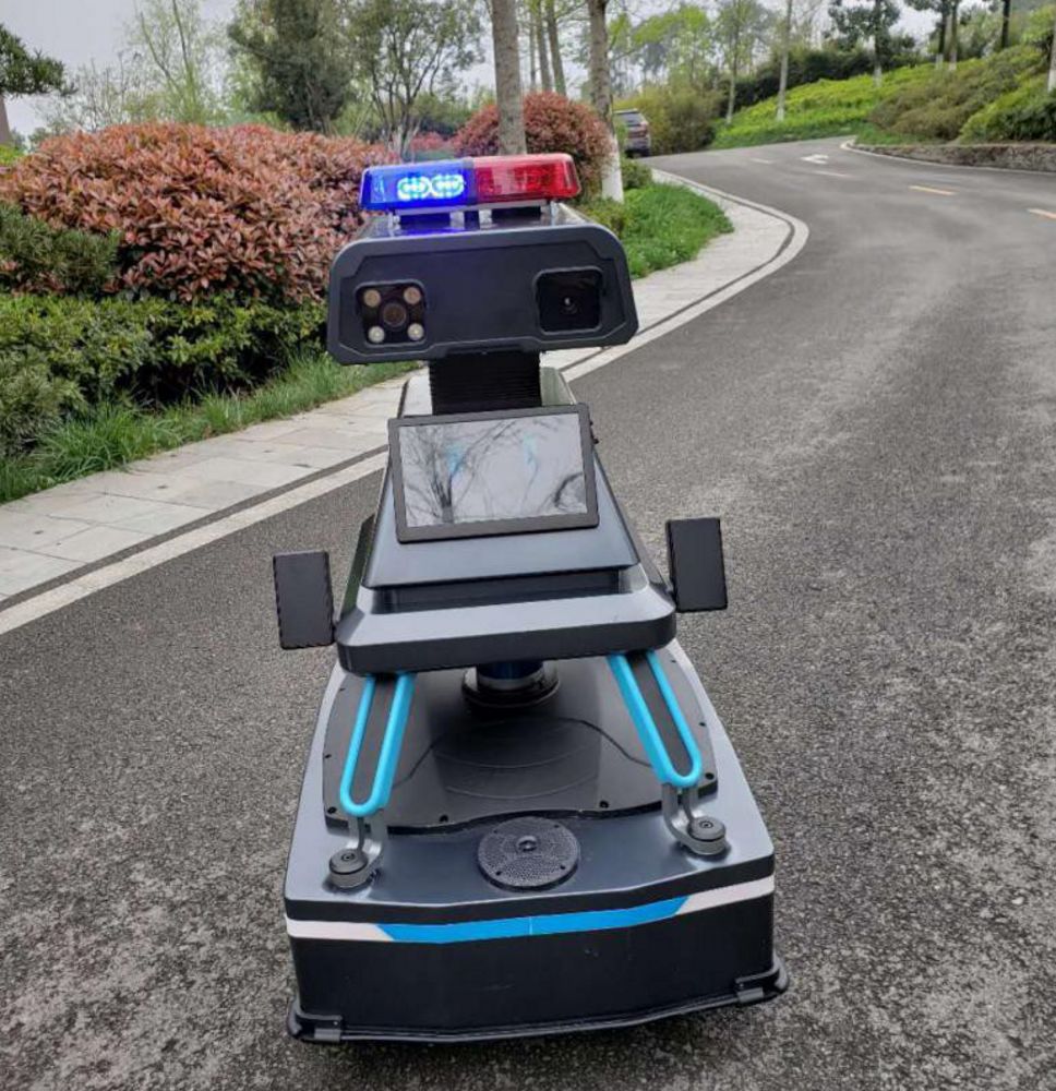 数博前沿|安保巡逻机器人首次亮相2019数博会