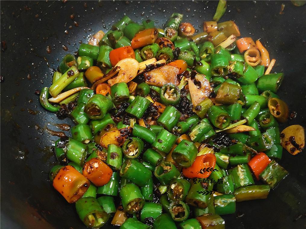 线椒肉质细腻辣味适中,腌制后的五花肉因为滴了几滴白醋而口感鲜嫩,不