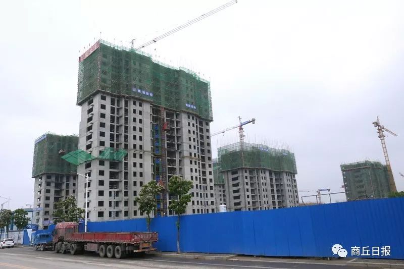 商丘南部新城安置区首栋楼率先封顶,今年还将启动4个安置房建设项目