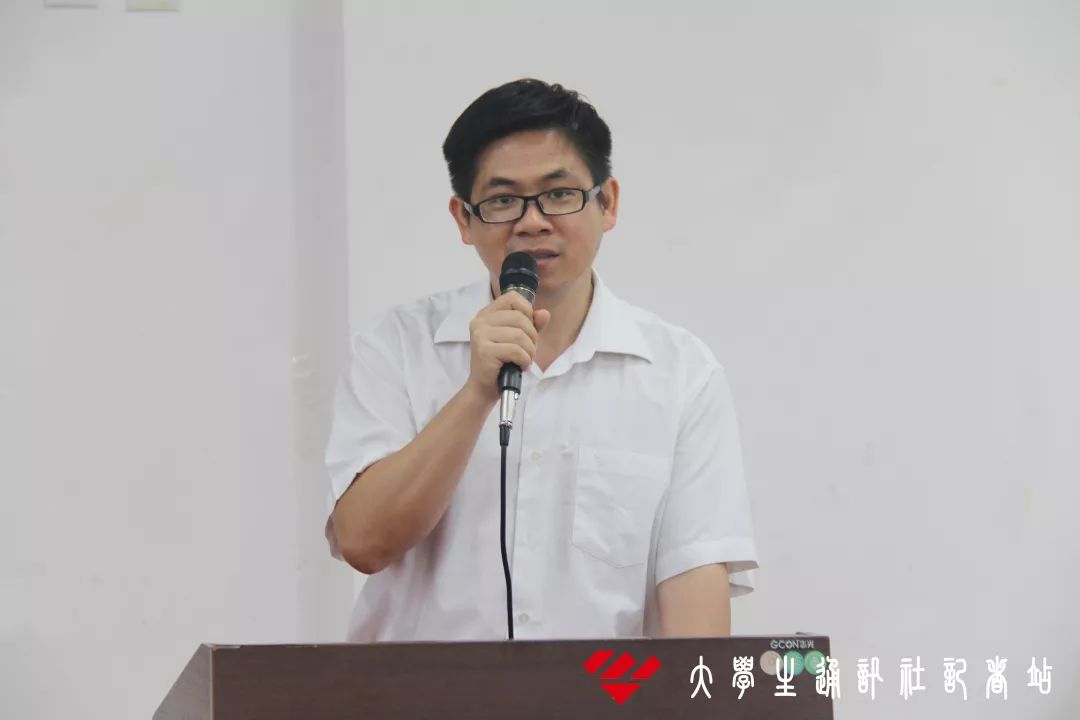 观看完视频后,黄学政老师发表了致辞,他向学通社的老成员们表示了感谢