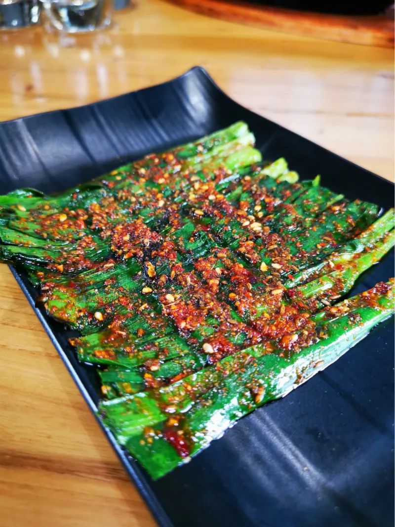 的完美结合 辣炒鸡架 小块的生鸡架经过大火爆炒 加入辣椒香菜等配菜